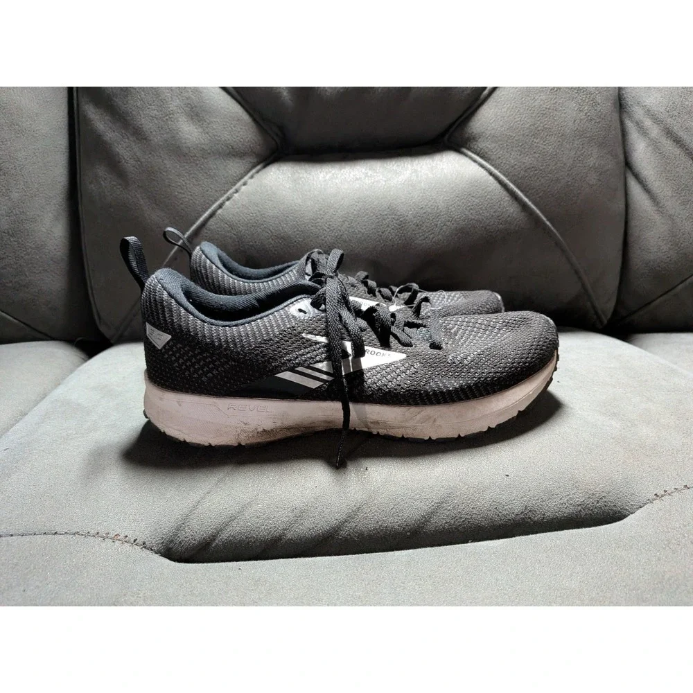 Brooks revel running